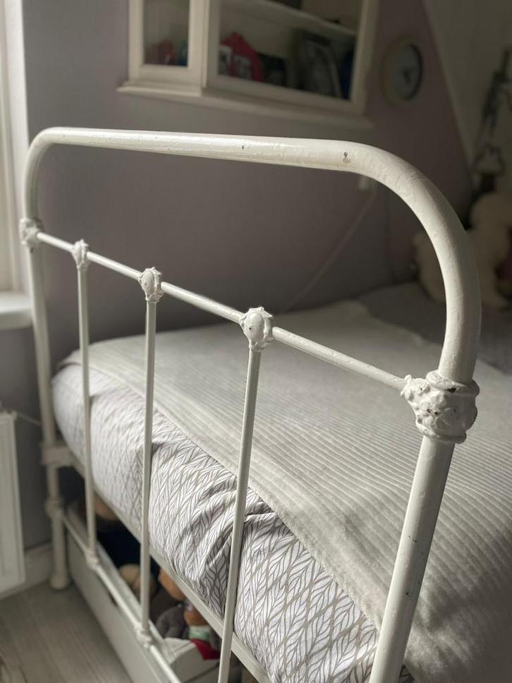 Vintage brocante wit spijlenbed 195x90 cm., Antiek en Kunst, Antiek | Meubels | Bedden, Ophalen