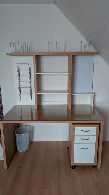 Bureau met opzetstuk en ladekastje op wielen beschikbaar voor biedingen