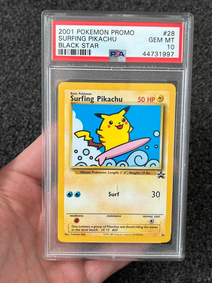 Pokémon PSA 10 Surfing Pikachu #28 Black Star promo 2001, Hobby en Vrije tijd, Verzamelkaartspellen | Pokémon, Zo goed als nieuw