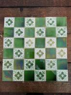 28 art nouveau wandtegels donkergroen/grasgroen relief, Antiek en Kunst, Antiek | Wandborden en Tegels, Ophalen