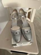 Zilverkleurige pumps met enkelbandje maat 41, Kleding | Dames, Schoenen, Ophalen of Verzenden, Zo goed als nieuw, Overige kleuren