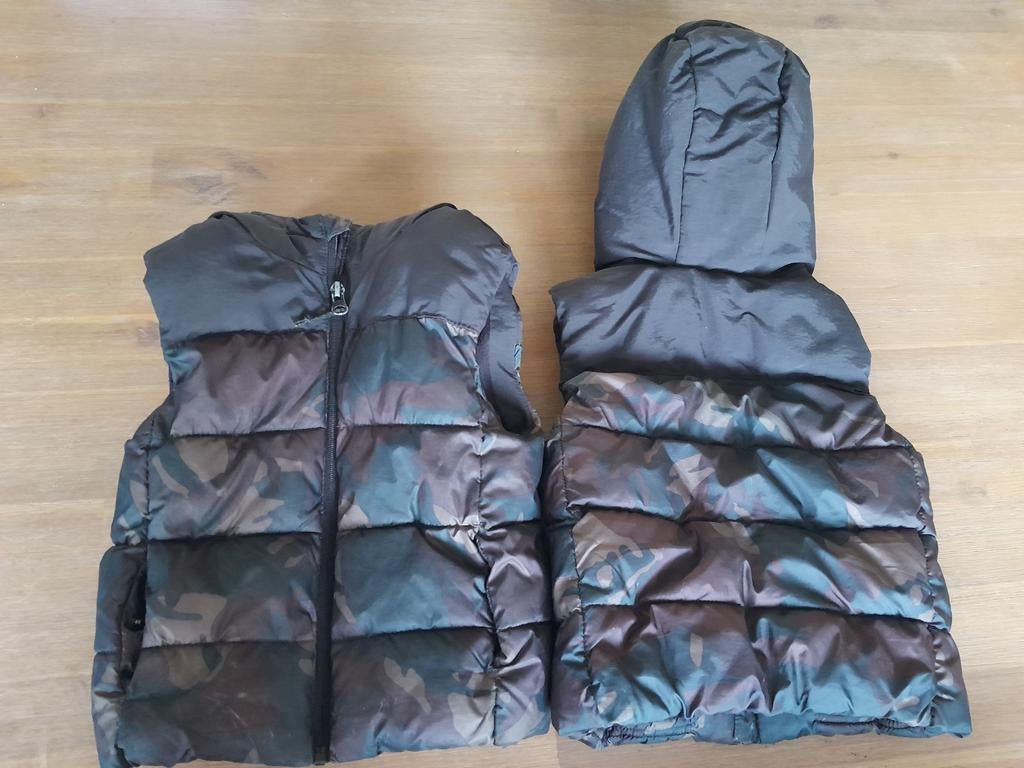 2 Camouflage Bodywarmers Mango Maat 110, Kinderen en Baby's, Kinderkleding | Maat 110, Ophalen, Gebruikt, Jongen of Meisje, Mango