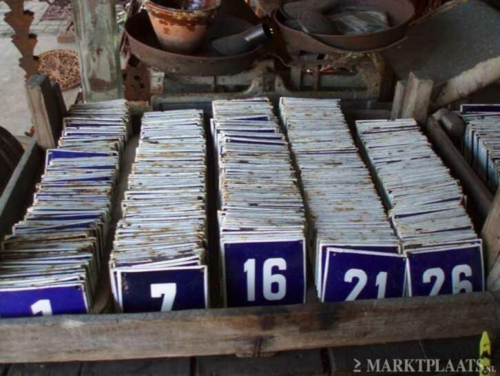 Geemailleerde huisnummer te koop.