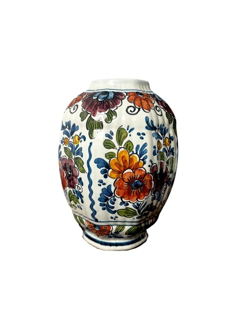 Decoratieve vaas van Oud Delft (na 1935 en vóór 1968)., Antiek en Kunst, Antiek | Vazen, Ophalen of Verzenden