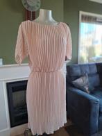 Rinascimento zalm roze zacht oranje plissé jurk L, Verzenden, Oranje, Zo goed als nieuw, Knielengte