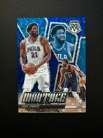 2023-24 Panini Mosaic Montage Fast Break Blue Joel Embid /85, Ophalen of Verzenden, Zo goed als nieuw, Buitenlandse clubs, Poster, Plaatje of Sticker