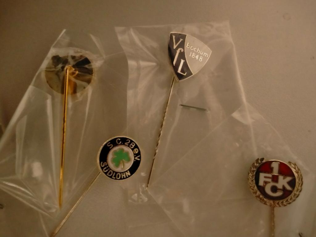 Schalke 04 voetbal Duitsland voetbalclub speldje speld Koln, Ophalen of Verzenden, Zo goed als nieuw, Buitenlandse clubs, Overige typen