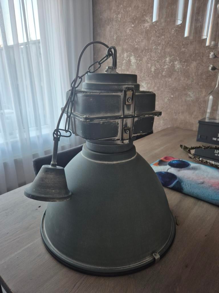 Robuuste Grijze Industriële Hanglamp - Stoer Design, Gebruikt, 50 tot 75 cm, Ophalen of Verzenden, Metaal