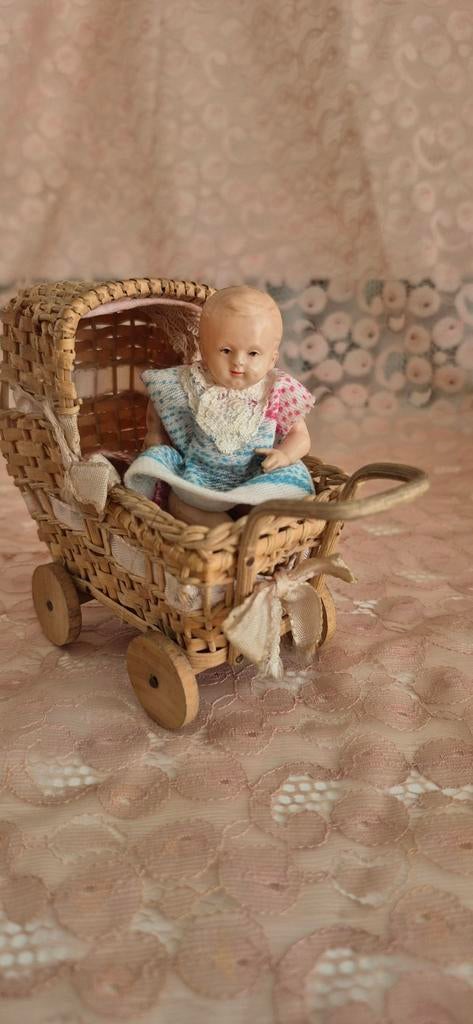 Miniatuur vintage rieten wagentje met popje, Ophalen of Verzenden, Gebruikt