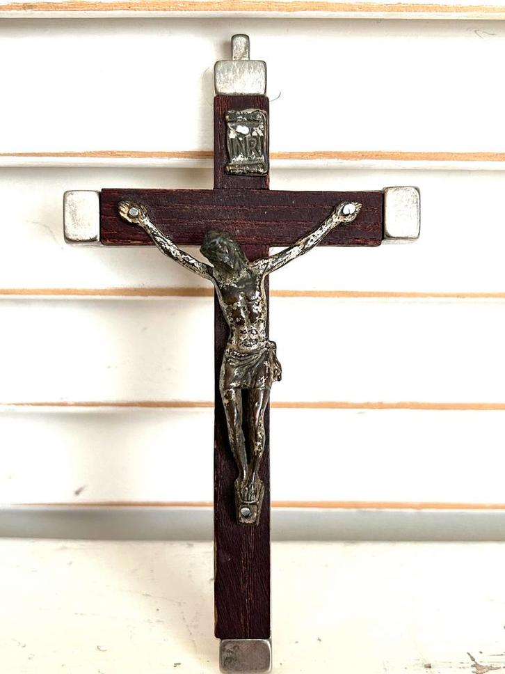 Antieke kruisbeeld hanger nikkel en hout Italie, Antiek en Kunst, Antiek | Religie, Ophalen