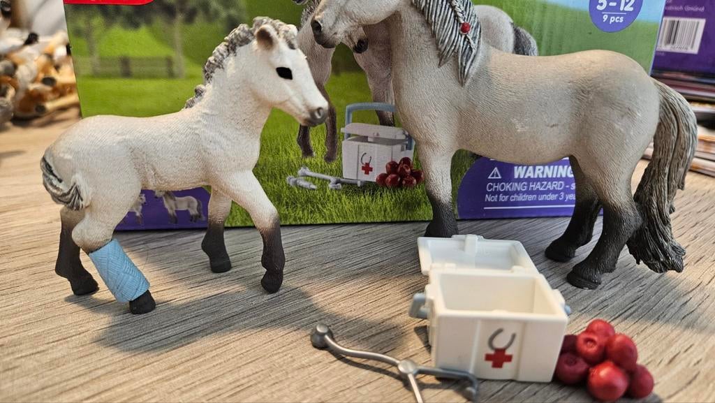 Schleich Horse Club Paard met veulen en dierenarts set 42430, Ophalen of Verzenden, Zo goed als nieuw, Jongen of Meisje