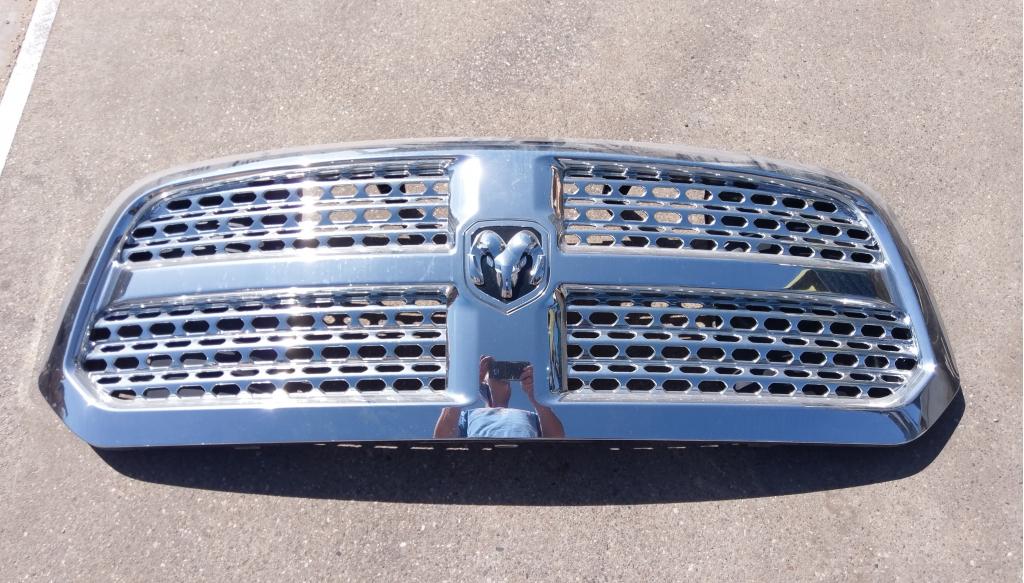 Dodge Ram Laramie chroom grille 2013-2018, Auto-onderdelen, Carrosserie en Plaatwerk, Gebruikt, PO Box 21-8004 | Auburn Hills, MI 48321-8004