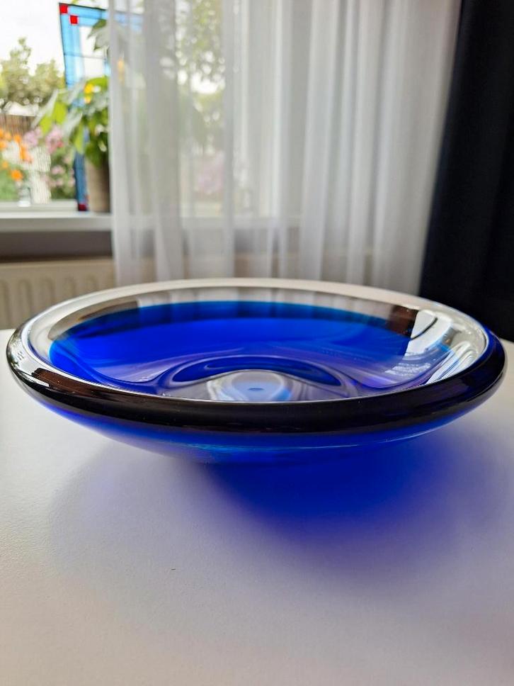 Schaal van (dik) glas, 27 cm doorsnede, Huis en Inrichting, Woonaccessoires | Schalen en Manden, Gebruikt, Schaal, Rond, Glas