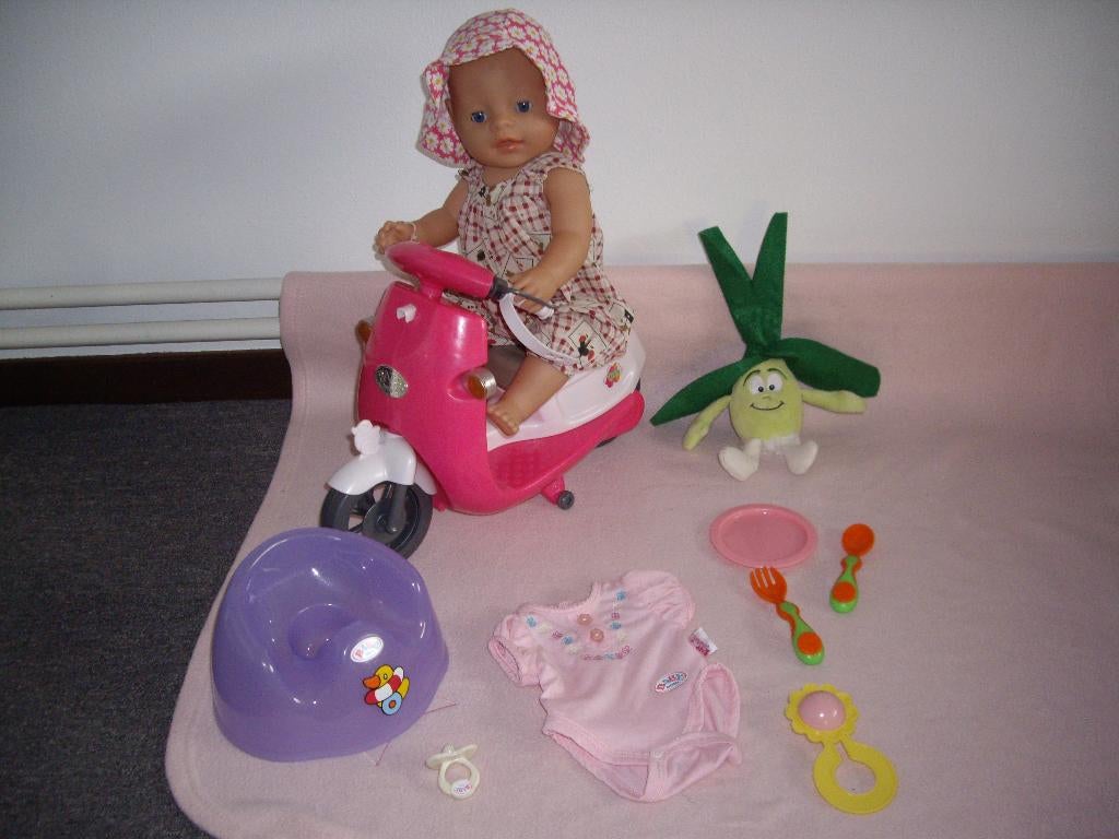 baby born pop met skooter  en acc, Kinderen en Baby's, Speelgoed | Poppen, Ophalen of Verzenden, Zo goed als nieuw, Babypop