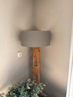 Staande lamp met houten voet en grijze kap, Ophalen, Gebruikt, Hout, 100 tot 150 cm