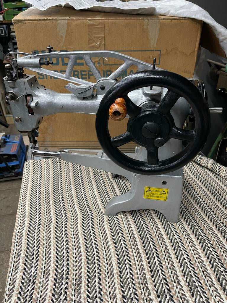 Nieuwe leerstikmachine in doos met accessoires, Nieuw, Naaimachine, Industrieel, Ophalen