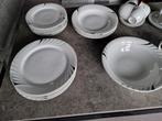 Servies wit met grijs en zwarte streepjes, Ophalen of Verzenden, Zo goed als nieuw, Overige stijlen, Bord(en)