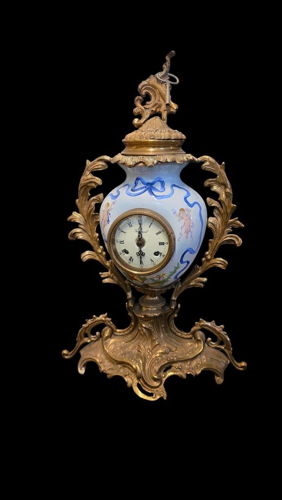 Antieke Franse Bronzen Klok met Porseleinen Vaas