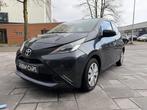 Toyota Aygo 1.0 VVT-i x-fun Grijs | 129.641 km | 2017, Auto's, Toyota, Voorwielaandrijving, Gebruikt, Euro 6, 4 stoelen