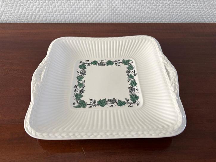 Wedgwood Stratford gebakschaal vierkant. 25,5 cm., Huis en Inrichting, Keuken | Servies, Zo goed als nieuw, Overige typen, Wedgwood