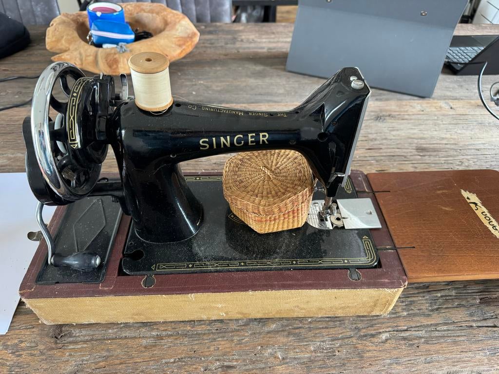 Antieke Singer naaimachine, Ophalen
