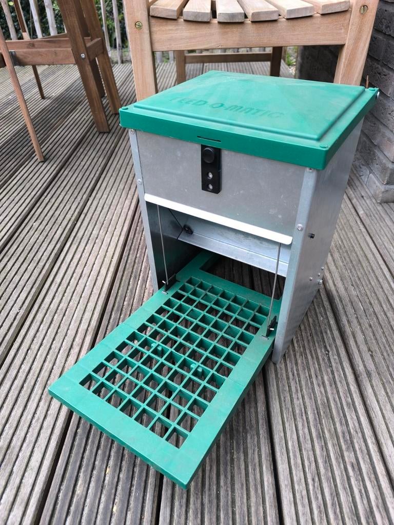 Feed-O-Matic Kippenvoer bak, Dieren en Toebehoren, Pluimvee | Toebehoren, Ophalen of Verzenden, Zo goed als nieuw, Kippenhok of Kippenren