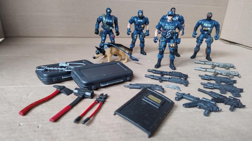 Vintage Chap Mei Police Force met 5 agenten en politiehond, Ophalen of Verzenden, Zo goed als nieuw, 1:35 tot 1:50, Figuur of Figuren