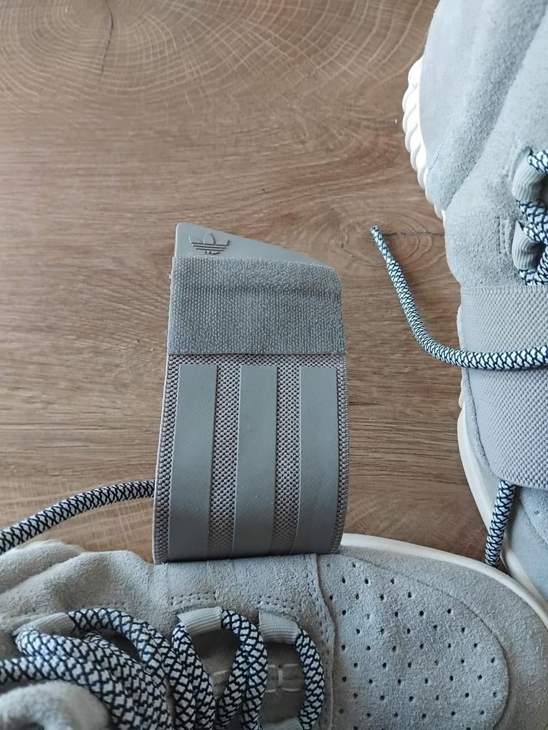 Originele Adidas yeezy Grey Gum maat 38.5., Kleding | Heren, Schoenen, Ophalen of Verzenden, Nieuw, Overige kleuren