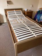 2x Eenpersoons Seniorenbedden, waarvan 1 elektrisch verstelb, Ophalen, 90 cm, Eenpersoons, Bruin