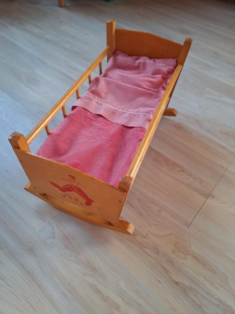 Houten poppenschommelbedje (oud), Kinderen en Baby's, Speelgoed | Poppen, Gebruikt, Barbie, Ophalen