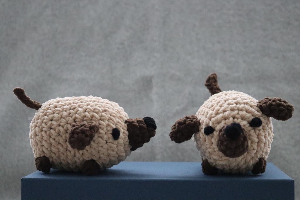 Hond - zelfgehaakte knuffel / sleutelhanger, Hobby en Vrije tijd, Breien en Haken, Ophalen of Verzenden, Nieuw, Haken, Overige typen