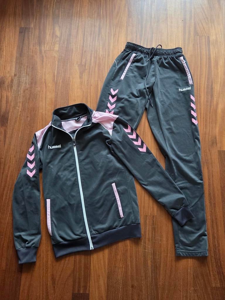 Trainingspak Hummel antraciet grijs roze accenten maat S 176, Kinderen en Baby's, Kinderkleding | Maat 176, Meisje, Sport- of Zwemkleding
