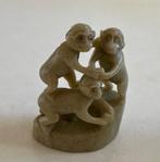 Natuursteen beeldje van drie aapjes, Antiek en Kunst, Kunst | Beelden en Houtsnijwerken, Ophalen of Verzenden