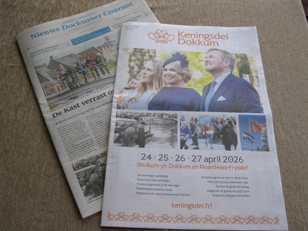 Koninklijkhuis, Dockumer Courant, Keningsdei programma krant, Verzamelen, Ophalen of Verzenden, Nieuw, Kaart, Foto of Prent