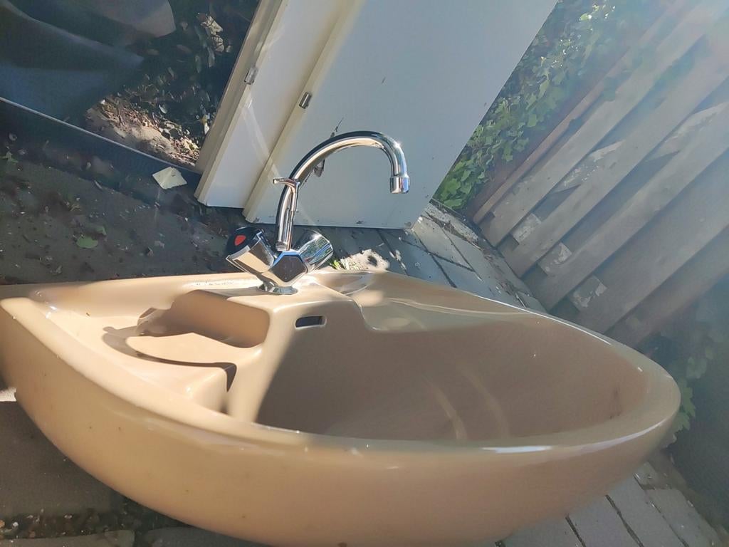Mooie ronde lichtbruine wasbak met kraan en plankje, Ophalen of Verzenden, Gebruikt, Wastafel