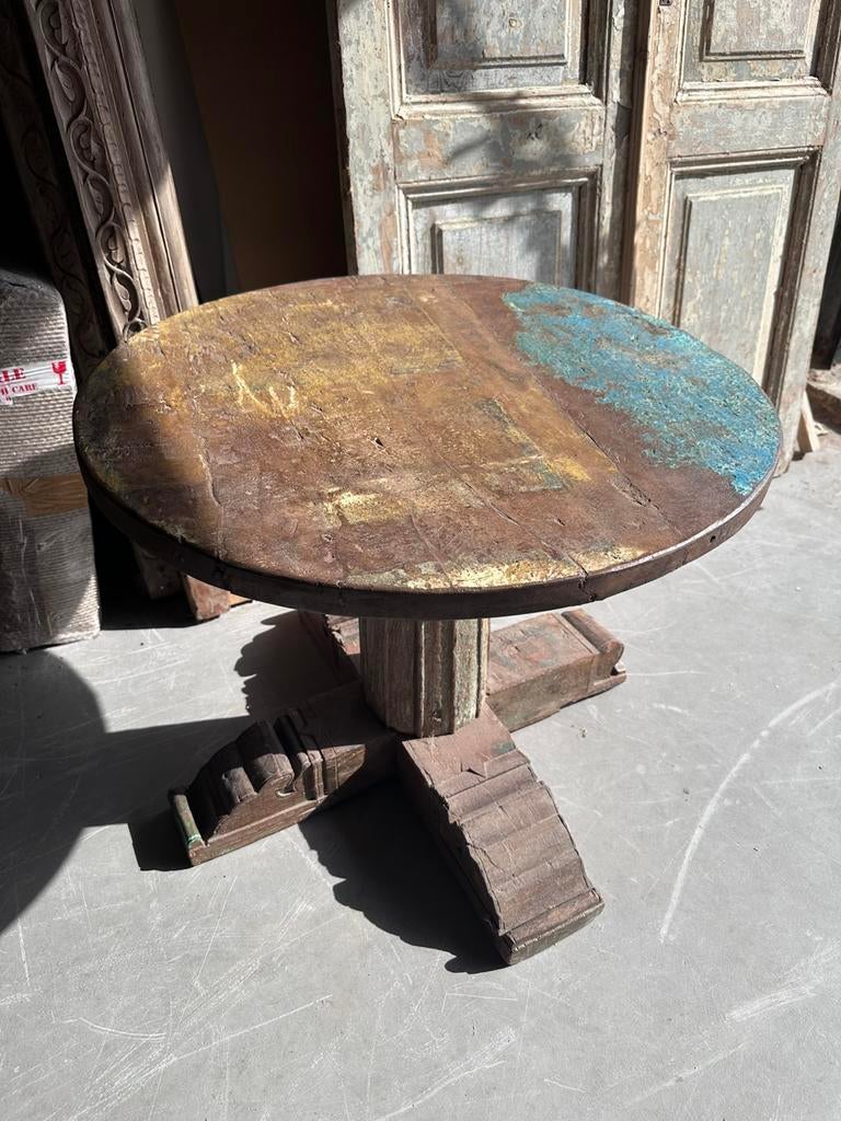 Stoere bijzettafel uot india met oude pilaar als poot, Ophalen