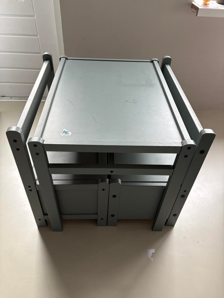 Kindertafel en bankjes in grijsgroenblauw (?), Kinderen en Baby's, Kinderkamer | Tafels en Stoelen, Ophalen, Zo goed als nieuw