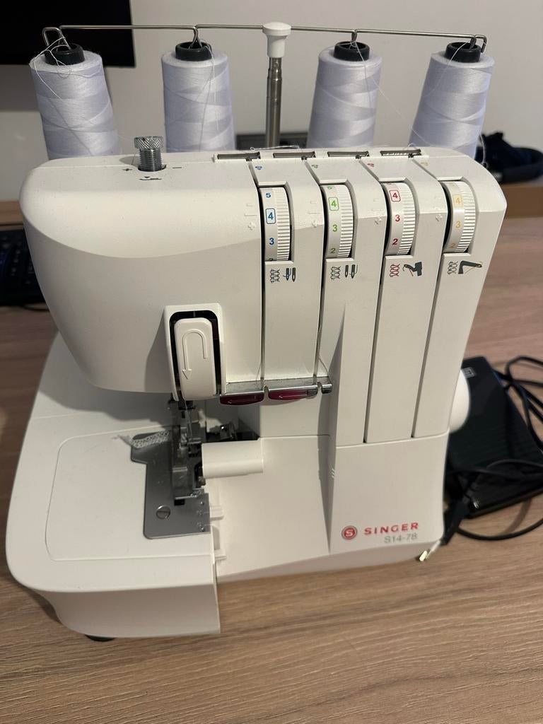 Singer S14-78 lockmachine in nieuwstaat, Hobby en Vrije tijd, Naaimachines en Toebehoren, Ophalen of Verzenden, Zo goed als nieuw