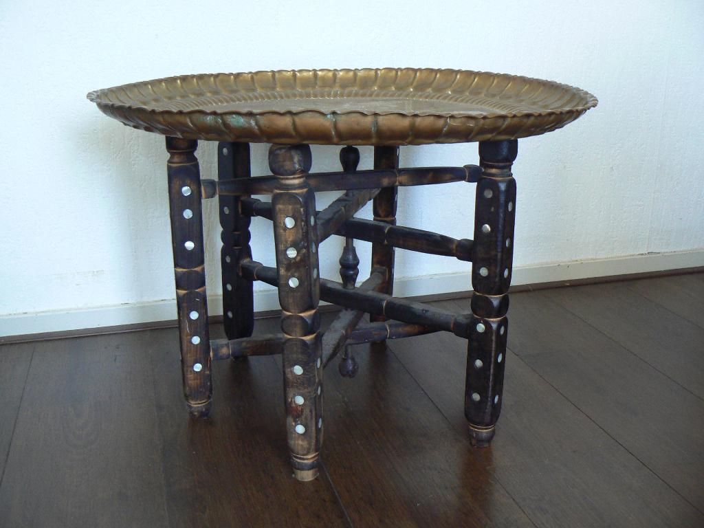 Egyptische inklaptafel met koperen blad, ingelegd parelmoer, Ophalen