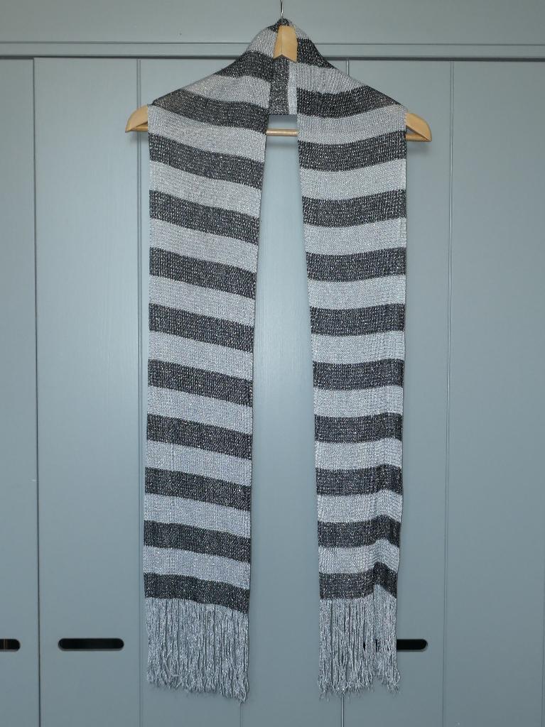 Sjaal sjaaltje grijs zwart met glitterdraadje, Kleding | Dames, Mutsen, Sjaals en Handschoenen, Ophalen of Verzenden, Zo goed als nieuw