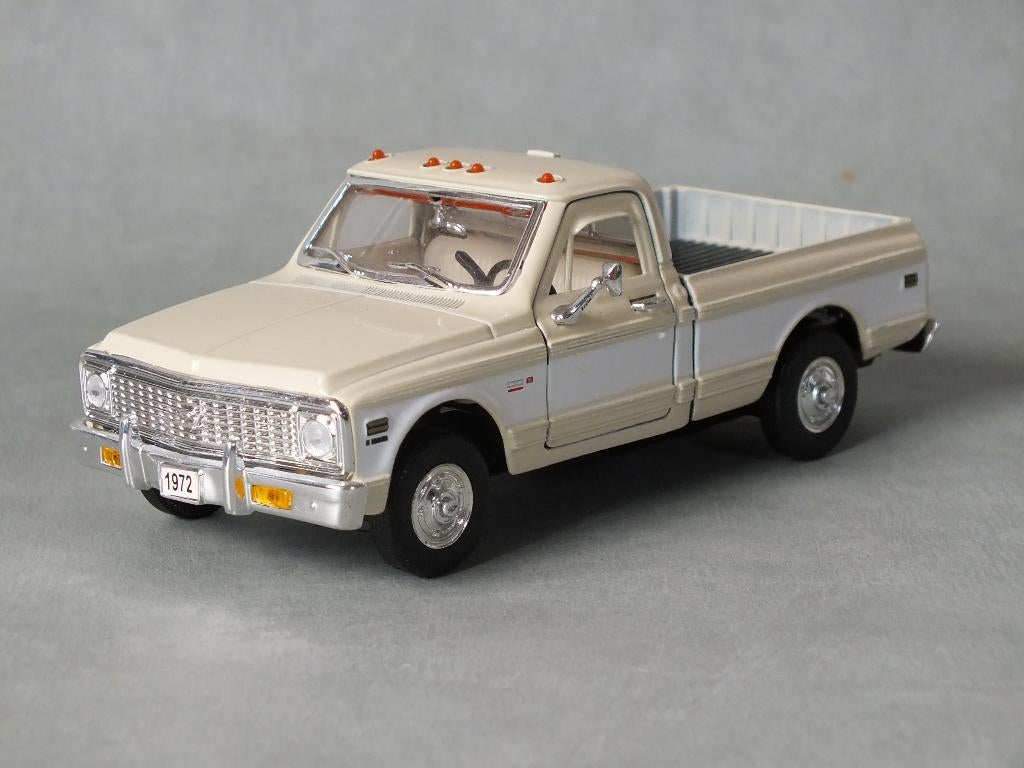 Chevrolet Chevenne 1972 creme 1:32, Ophalen of Verzenden, Zo goed als nieuw, Auto, Overige merken