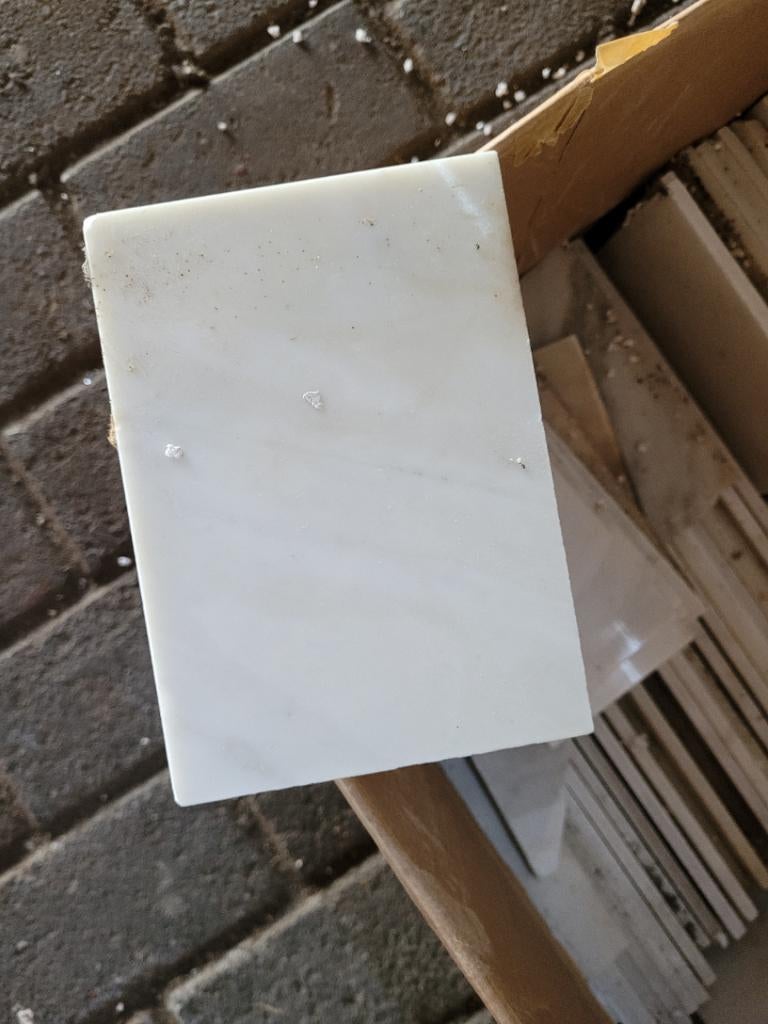Gratis doos met rest stukken tegels wit marmer, Ophalen, Geschikt voor snijden, Gebruikt, Overige thema's