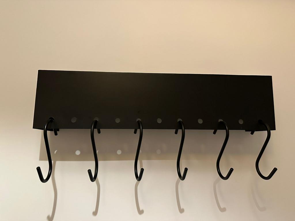 Zwarte wandkapstok met 7 haken van merk By-Boo, Wandkapstok, Ophalen of Verzenden, Zo goed als nieuw, Minder dan 100 cm