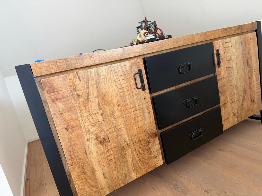 Mango hout dressoir, Huis en Inrichting, Kasten | Dressoirs, Ophalen, 150 tot 200 cm, Zo goed als nieuw, Met lade(s)