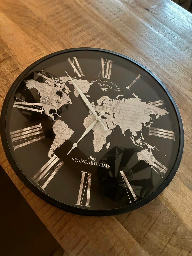 Wandklok met wereldkaart en Romeinse cijfers 57cm, Ophalen of Verzenden, Zo goed als nieuw, Analoog, Wandklok