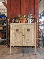 Brocante metalen kastje, Ophalen