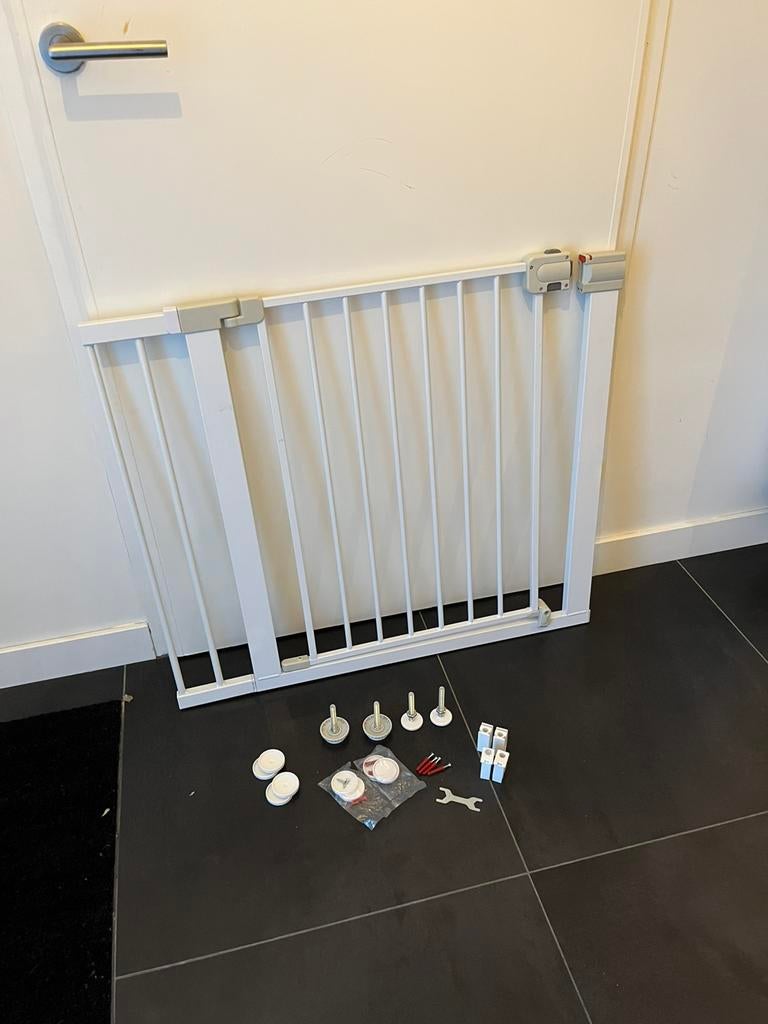 Safety 1st deurhek/traphek wit – verstelbaar, Kinderen en Baby's, Traphekjes, Ophalen, Zo goed als nieuw, Klemhekje, Metaal of IJzer