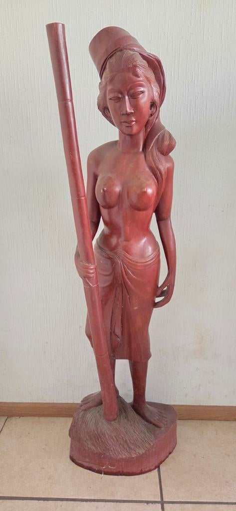 Vintage Indonesisch Houtsnijwerk - Vrouw met Bamboe, Antiek en Kunst, Ophalen, Houtsnijwerk, Handgemaakt, 1 meter - 2 meter