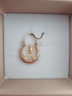 Gouden Oorbel met Voetballer - 18mm, Sieraden, Tassen en Uiterlijk, Oorbellen, Ophalen of Verzenden, Zo goed als nieuw, Goud, Hangers