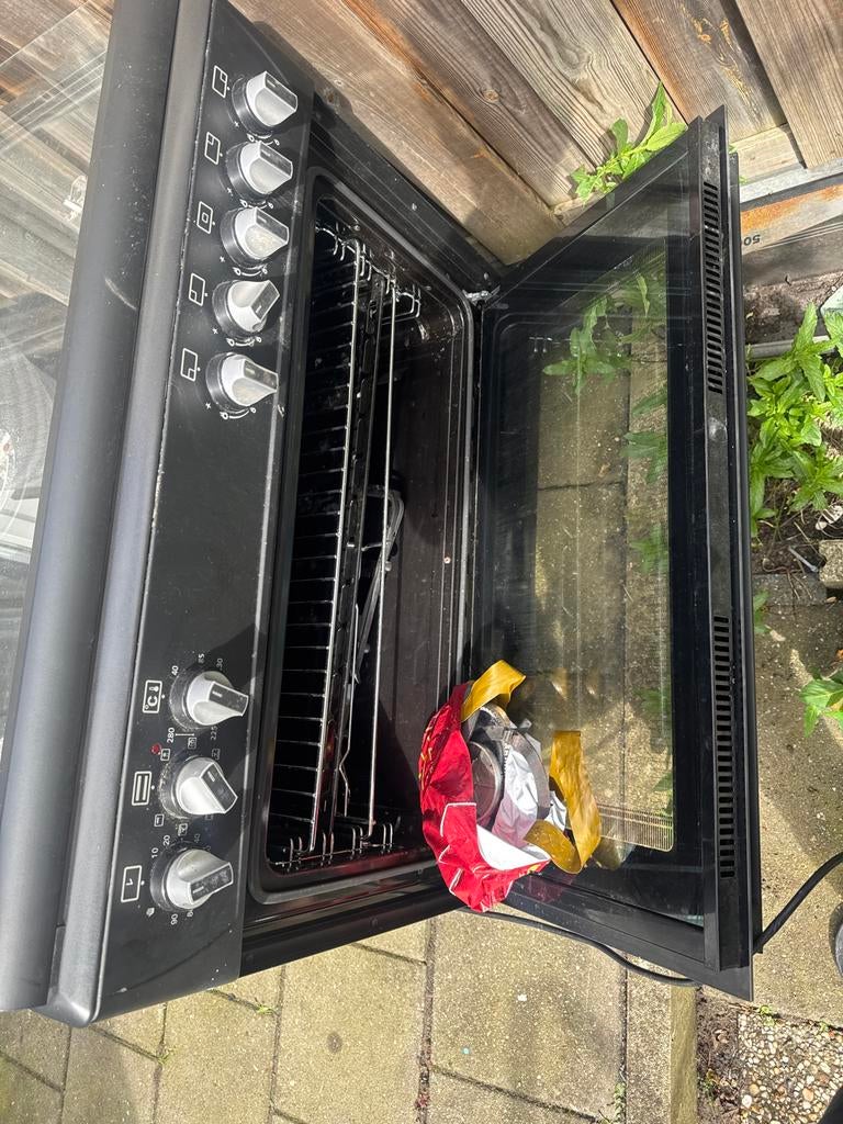 Zwart fornuis met oven, Witgoed en Apparatuur, Ovens, Gebruikt, Oven, Ophalen of Verzenden, Vrijstaand